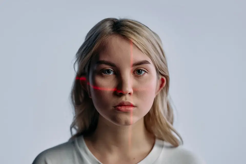 Facial recognition scan projected on a face, the computer vision behind auto-tagging