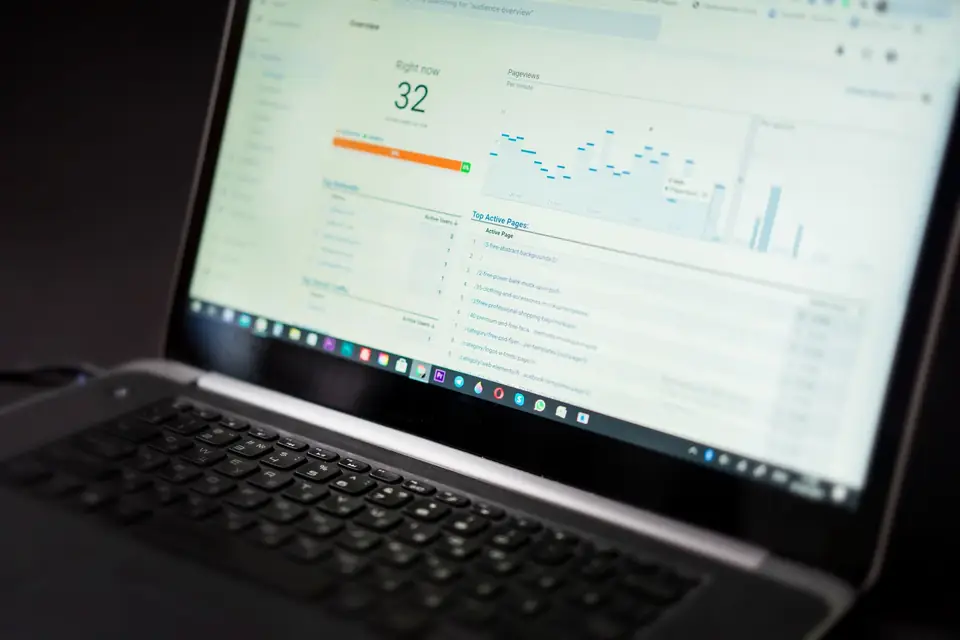 Automated SEO reporting pipeline feeding a live dashboard