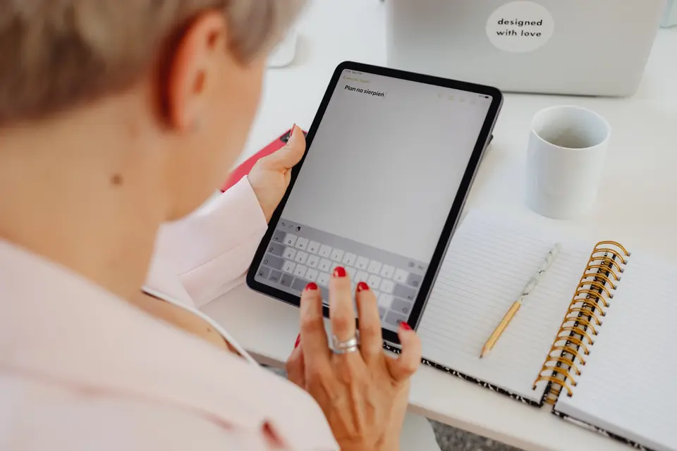 Drafting a pitch email to a publication editor
