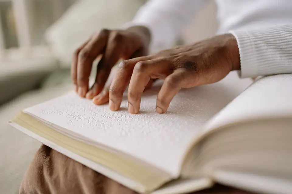 Person navigating a page structure using assistive technology