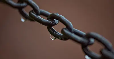 Interlocking chain links representing internal link equity distribution
