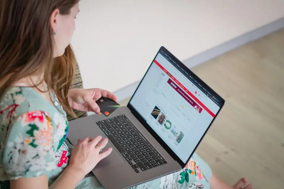 Shopper completing a purchase, illustrating transactional search intent