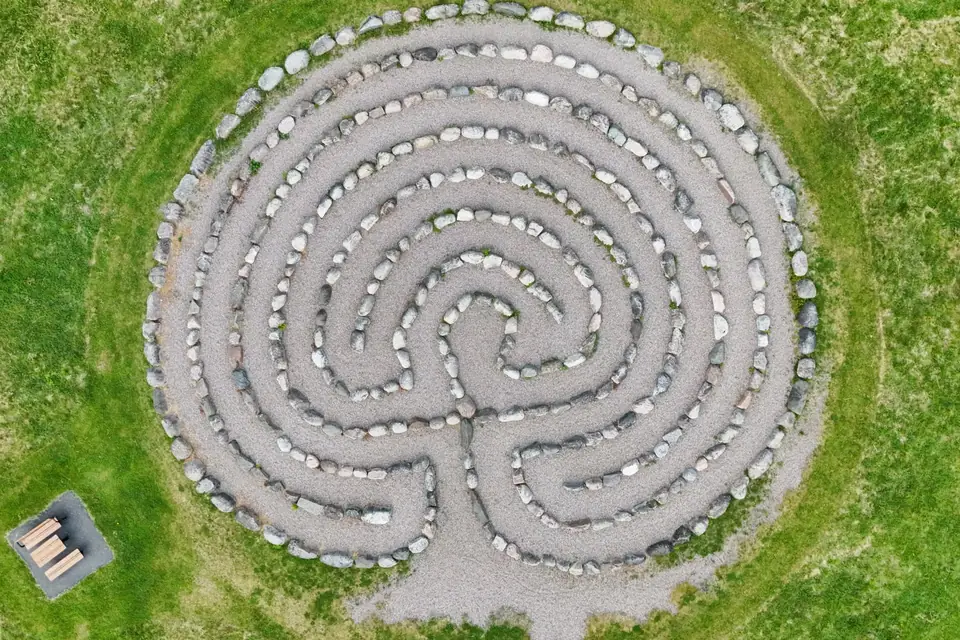 Aerial view of a maze representing crawl traps created by faceted navigation